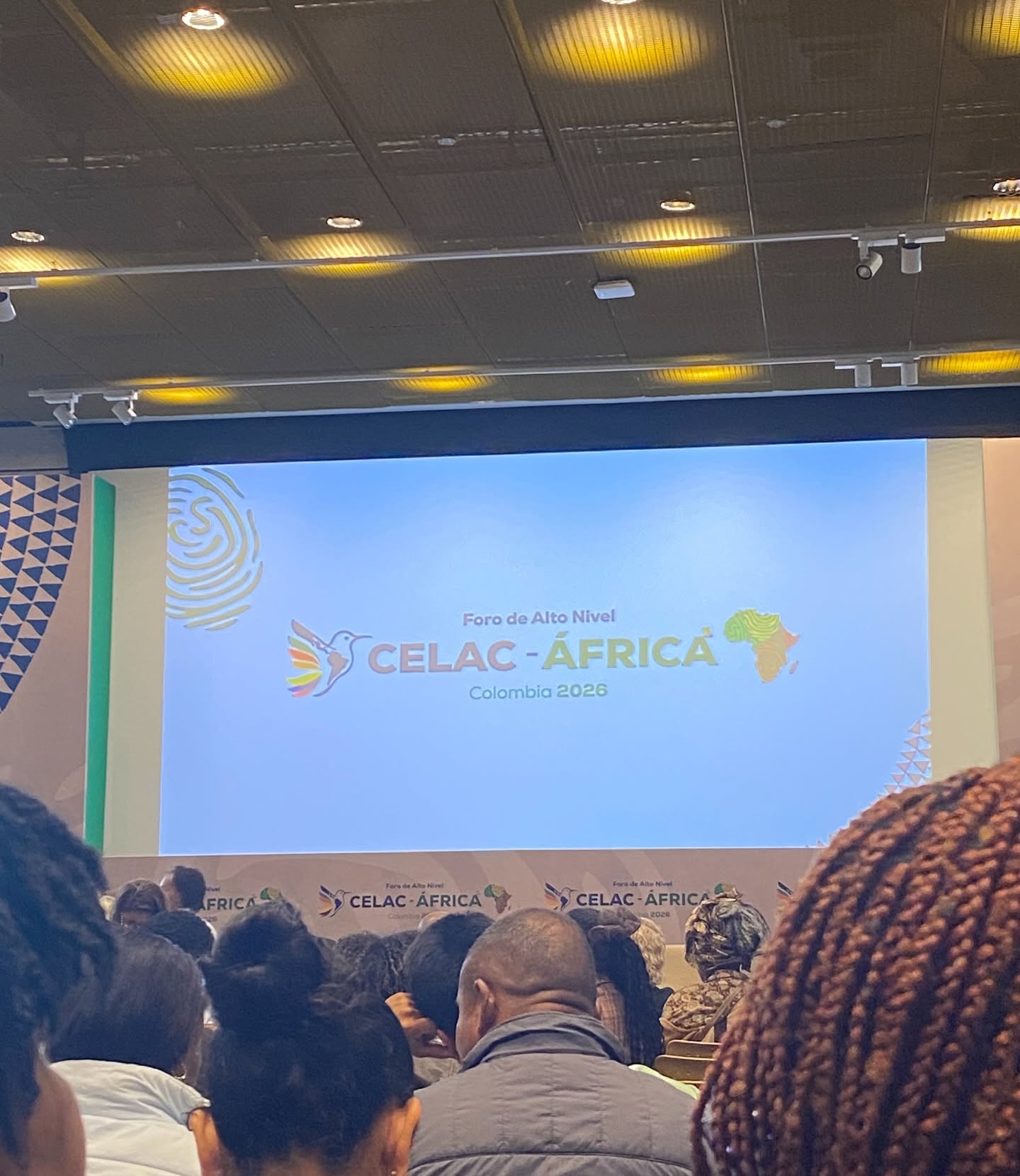 Pantalla del Foro de Alto Nivel CELAC-África, Colombia 2026, ante el público.