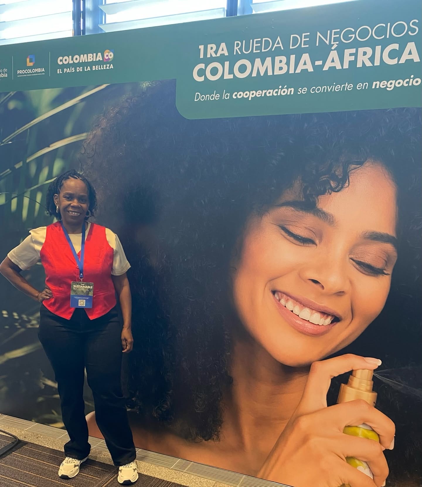 Liliana ante el pendón de la primera Rueda de Negocios Colombia-África.